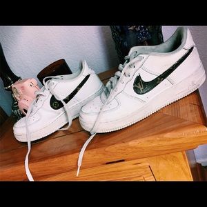 Nike Air Force 1 LV swish
